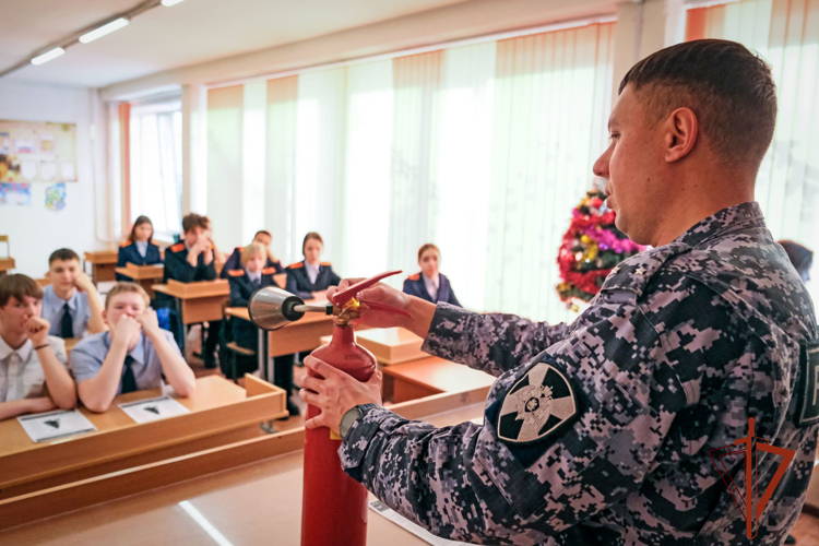 В преддверии зимних каникул офицер Росгвардии рассказал абаканским кадетам о мерах пожарной безопасности ⠀