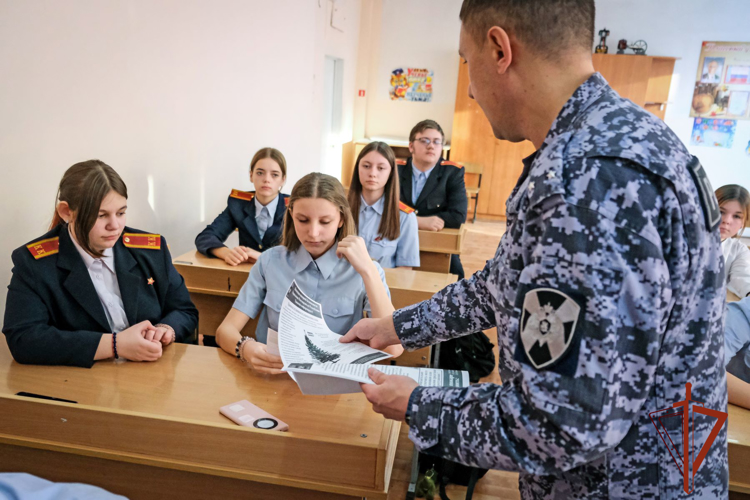 В преддверии зимних каникул офицер Росгвардии рассказал абаканским кадетам о мерах пожарной безопасности ⠀