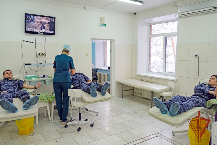 Росгвардейцы из Хакасии перед новогодними каникулами пополнили банк донорской крови
