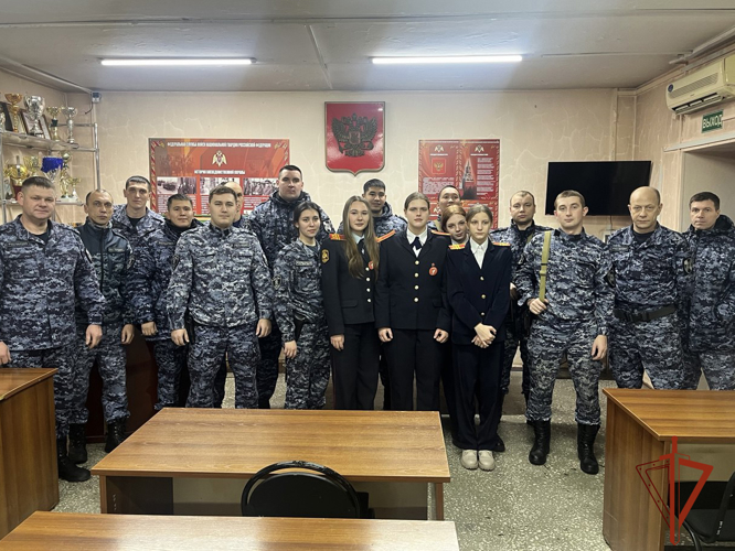 В Абакане кадеты Росгвардии поздравили сотрудников вневедомственной охраны с наступающим Новым годом