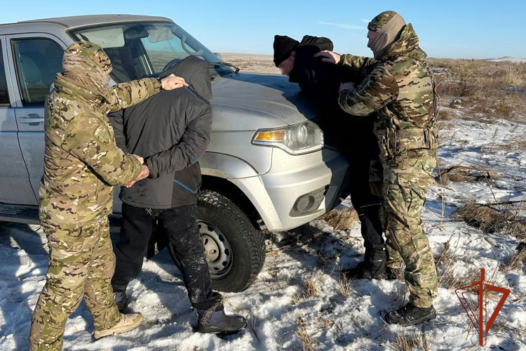 Сотрудники  СОБР Росгвардии по Хакасии задержали подозреваемых в сборе конопли 