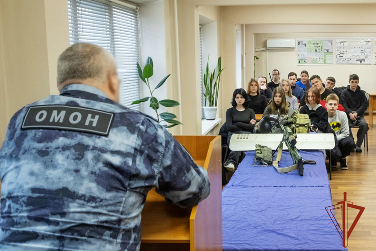 Сотрудники ОМОН Росгвардии по Хакасии познакомили юных земляков со своей службой 
