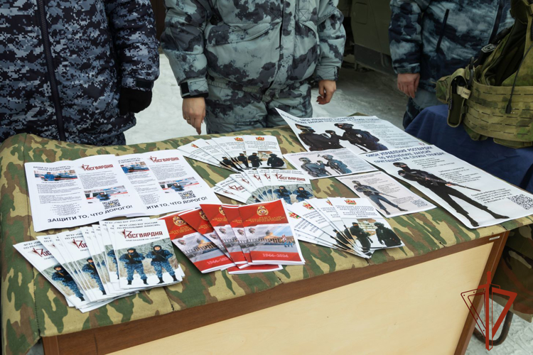Росгвардейцы рассказали жителям Хакасии о перспективах службы в ведомстве 