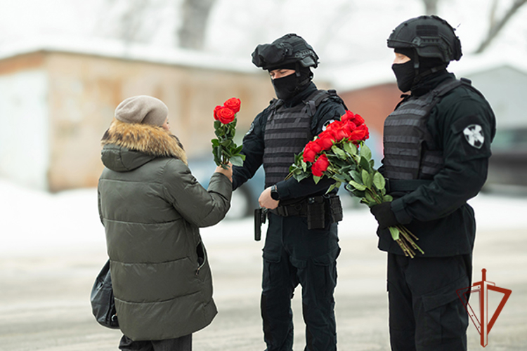 Росгвардейцы поздравили женщин Хакасии с Международным женским днем 