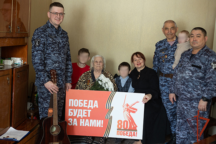 Военнослужащие Росгвардии по Хакасии вручили труженицам тыла медали в честь 80-летия Победы в Великой Отечественной войне