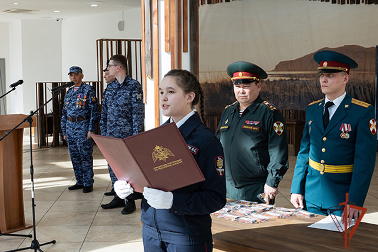 В Хакасии поступившие на службу сотрудники Росгвардии и кадеты двух подведомственных классов приняли присягу
