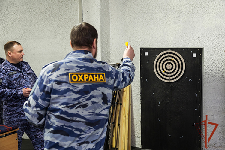 Офицеры Росгвардии определили сильнейших работников частных охранных организаций Хакасии