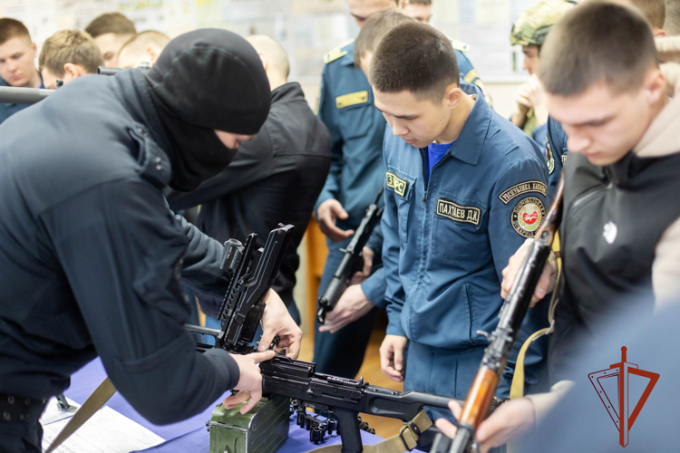 Сотрудники ОМОН Росгвардии по Хакасии рассказали абаканским студентам о своей профессии