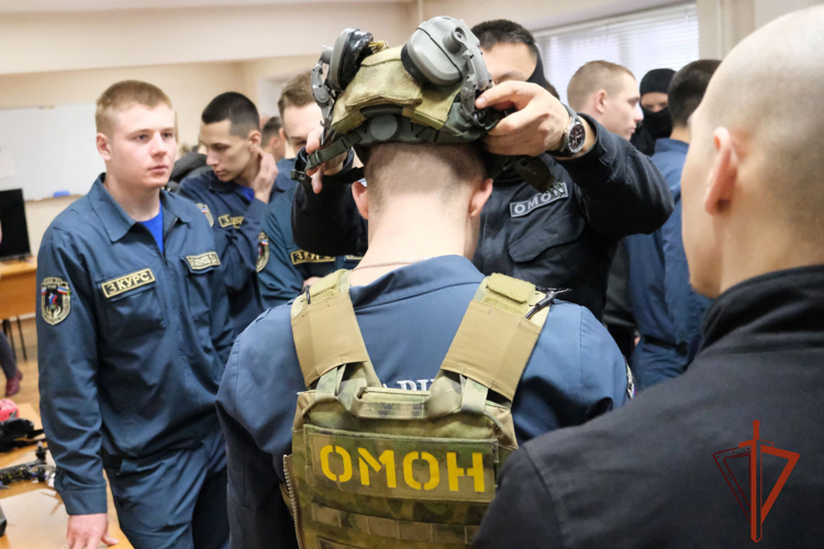 Сотрудники ОМОН Росгвардии по Хакасии рассказали абаканским студентам о своей профессии
