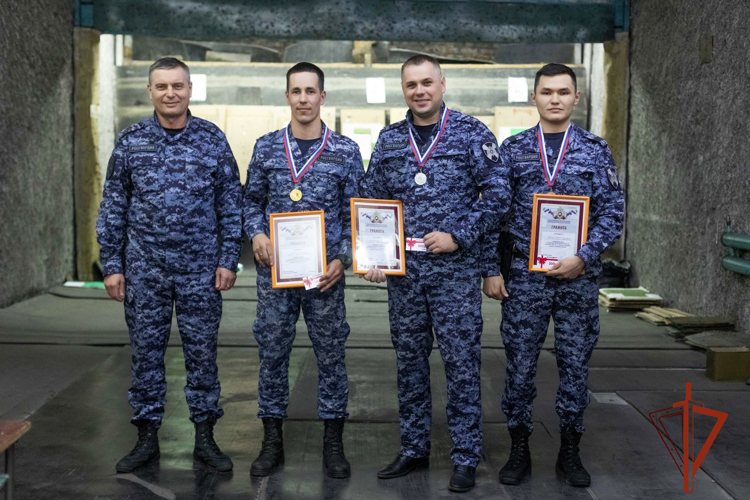 К 80-летию Великой Победы в Хакасии прошел чемпионат по стрельбе среди сотрудников вневедомственной охраны Росгвардии