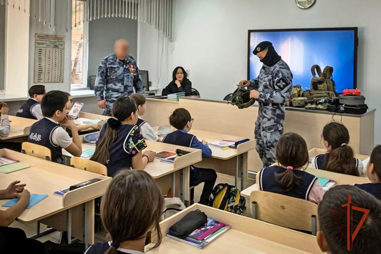 Сотрудники спецназа Росгвардии познакомили со службой учеников Хакасской национальной гимназии
