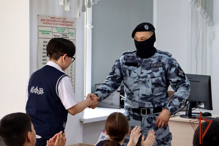 Сотрудники спецназа Росгвардии познакомили со службой учеников Хакасской национальной гимназии