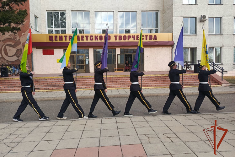 Росгвардейцы приняли участие в судействе патриотических конкурсов среди школьников Абакана 