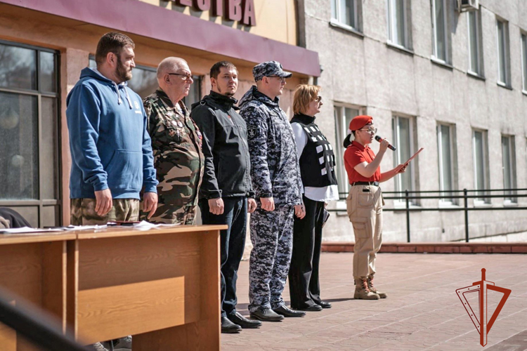 Росгвардейцы приняли участие в судействе патриотических конкурсов среди школьников Абакана 