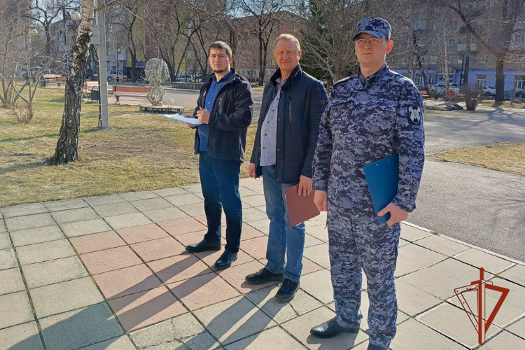 Росгвардейцы приняли участие в судействе патриотических конкурсов среди школьников Абакана 