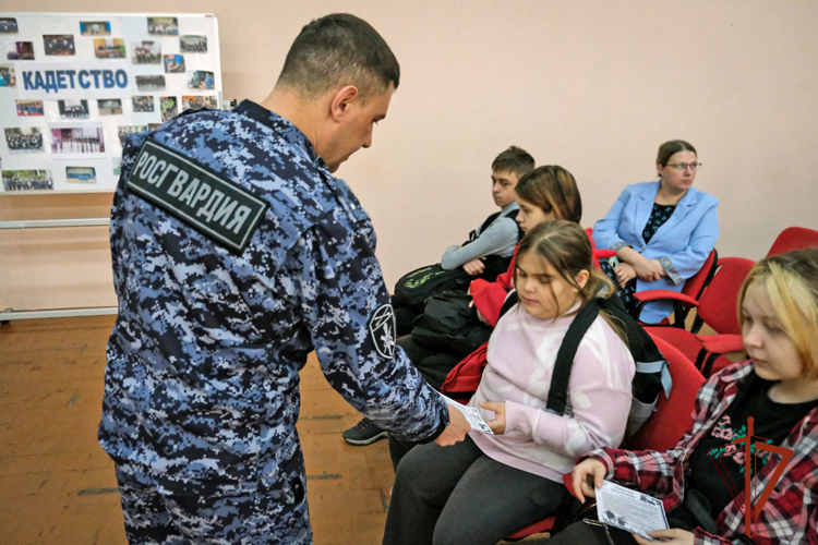 Офицер Росгвардии напомнил абаканским школьникам о требованиях особого противопожарного режима