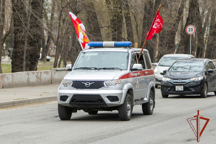 Росгвардейцы поддержали в Хакасии автопробег к 80-летию Победы 