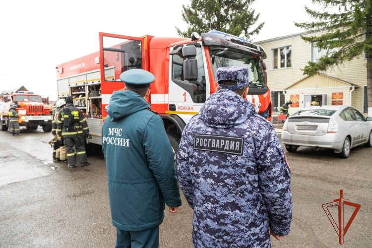 Пожарно-тактическое занятие прошло в подразделении Росгвардии по Хакасии совместно с МЧС России