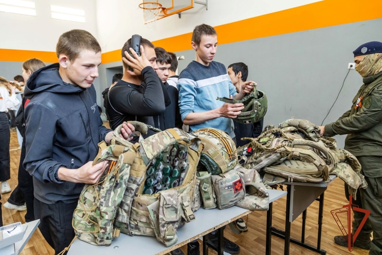 Офицеры СОБР Росгвардии по Хакасии встретились с юными жителями Балыксы