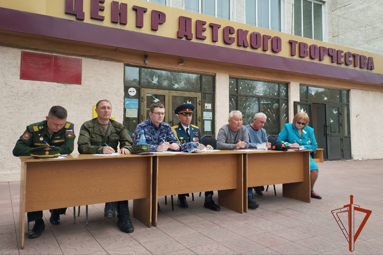Военнослужащие Росгвардии стали почетными гостями молодежных патриотических мероприятий в Абакане