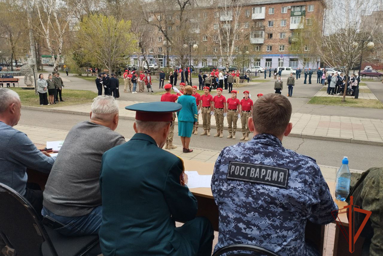 Военнослужащие Росгвардии стали почетными гостями молодежных патриотических мероприятий в Абакане