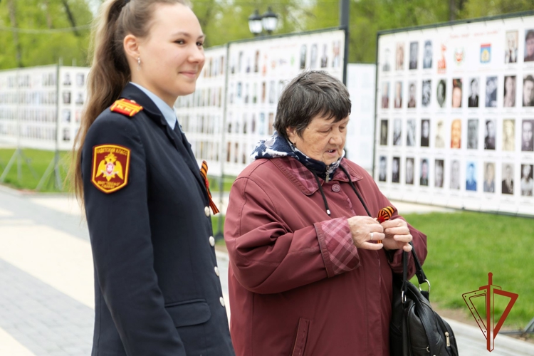 Ко Дню Победы росгвардейцы из Хакасии вручили землякам символ праздника