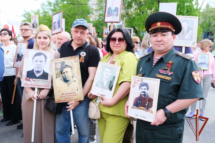 Росгвардейцы прошли с портретами родных-фронтовиков в строю «Бессмертного полка» в Абакане
