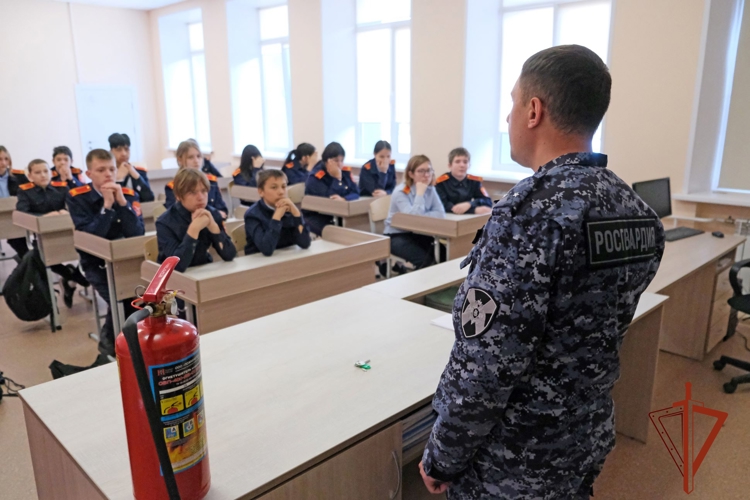 Урок пожарной безопасности провел сотрудник Росгвардии в абаканских кадетских классах⠀