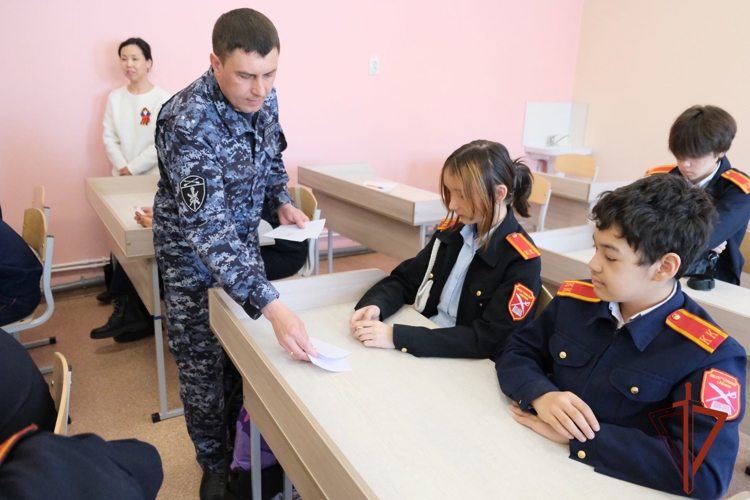 Урок пожарной безопасности провел сотрудник Росгвардии в абаканских кадетских классах⠀