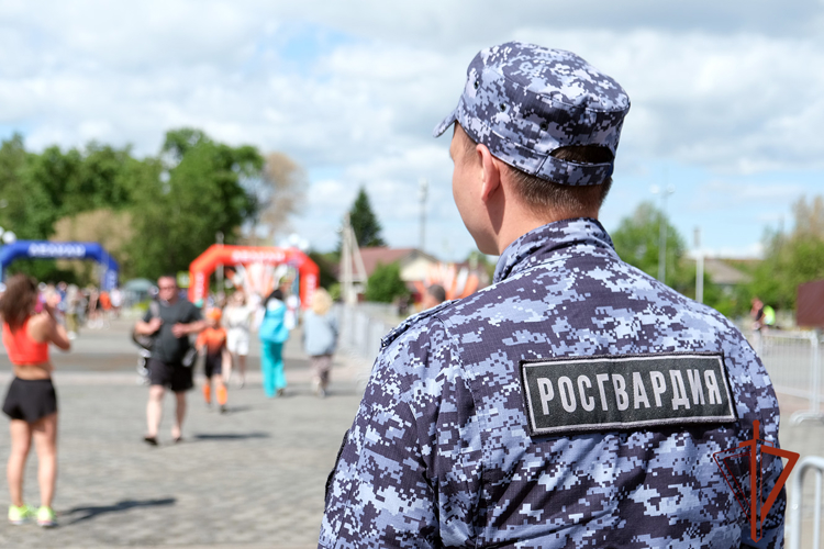 Росгвардейцы обеспечили безопасность участников фестиваля бега «Быстрее ветра» в Абакане