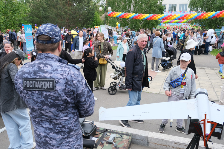 Росгвардейцы поздравили юных абаканцев с Международным днем защиты детей