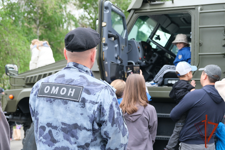 Росгвардейцы поздравили юных абаканцев с Международным днем защиты детей