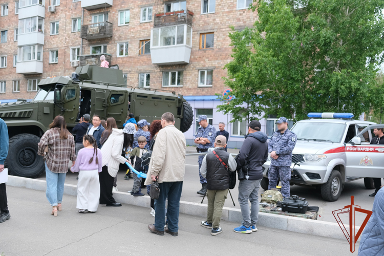Росгвардейцы поздравили юных абаканцев с Международным днем защиты детей