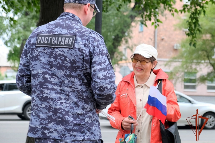Росгвардейцы поздравили жителей Абакана с Днем России и вручили им символ праздника