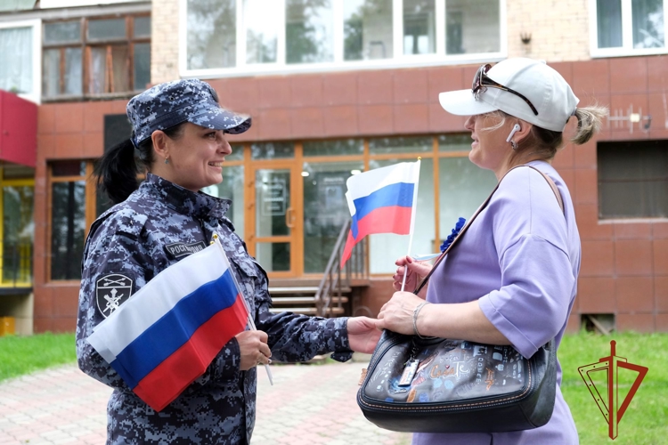 Росгвардейцы поздравили жителей Абакана с Днем России и вручили им символ праздника