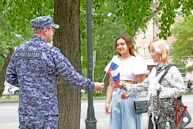 Росгвардейцы поздравили жителей Абакана с Днем России и вручили им символ праздника