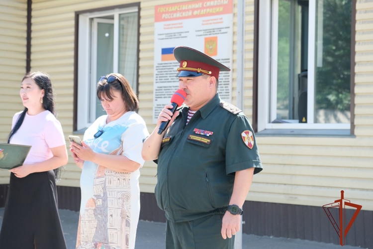 Первая в этом году команда призывников из Хакасии отправилась на службу в войска национальной гвардии России