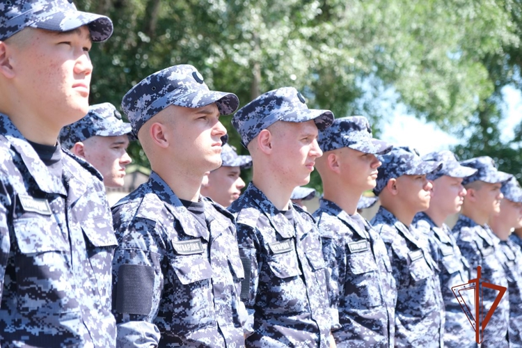 Первая в этом году команда призывников из Хакасии отправилась на службу в войска национальной гвардии России