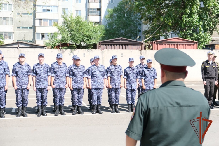 Первая в этом году команда призывников из Хакасии отправилась на службу в войска национальной гвардии России