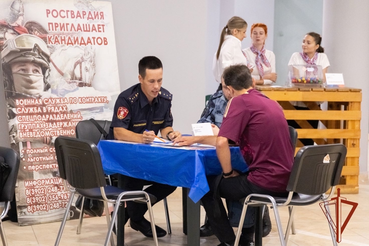 Росгвардейцы рассказали жителям Хакасии о вакансиях и возможностях поступления на службу в ведомство