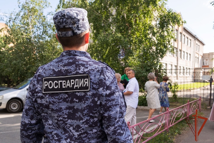 Росгвардейцы обеспечили в городах Хакасии безопасность празднования Дня молодежи и школьных выпускных вечеров
