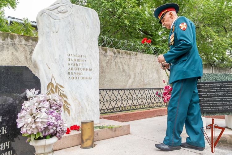 В Росгвардии по Хакасии почтили память боевых товарищей