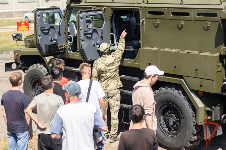 Сотрудники спецназа Росгвардии рассказали абаканским студентам о направлениях своей работы 