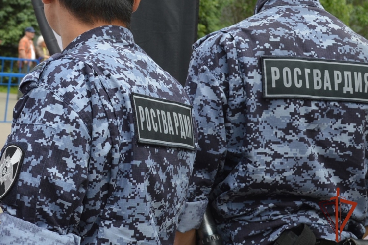 Сотрудники Росгвардии задержали в Абакане находящегося в розыске мужчину