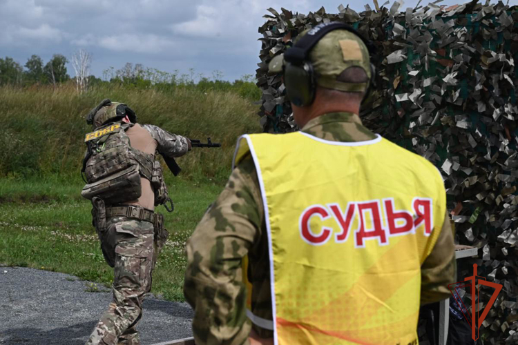 Офицеры СОБР Росгвардии из Хакасии заняли призовые места на окружном чемпионате по служебно-боевой стрельбе
