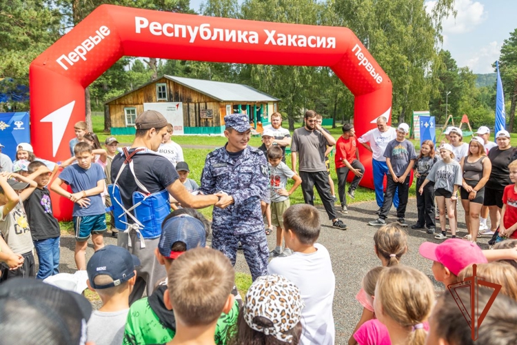 На «Зарядке со стражем порядка» в Хакасии росгвардейцы показали юным землякам элементы физподготовки 