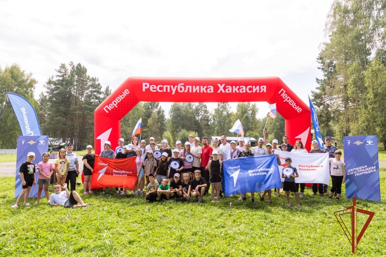 На «Зарядке со стражем порядка» в Хакасии росгвардейцы показали юным землякам элементы физподготовки 