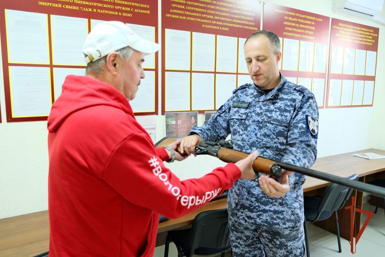 Через подразделения ЛРР Росгвардии жители Хакасии передали для нужд СВО более 60 единиц оружия