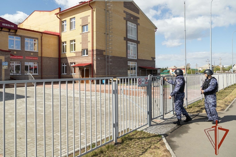 Росгвардия участвует в проверке готовности объектов образования Хакасии к новому учебному году