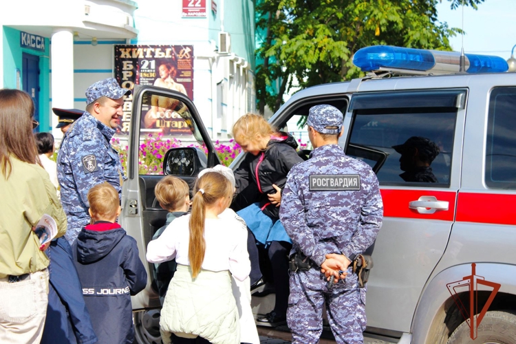 Росгвардейцы познакомили абаканских школьников со своей профессией и напомнили о правилах личной безопасности